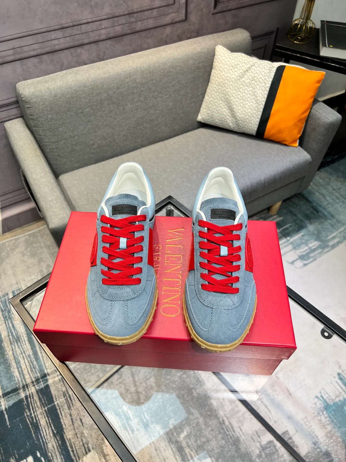 Men's shoes 💰620 👉🌹🌹VALENTINO counter synchronized new low-top casual sports shoes 👍Professional and high-end, perfect replica, first-class quality! 👍All made of original 1:1 materials, exclusive mold opening! 👍High mercerized cowhide fabric 👍TPU outsole, comfortable and wear-resistant, brand injection insole, 👍Full set of high-end counter packaging 👍All details are customized with 1:1 mold, striving for perfection! 👍Couple style female 35-41, male 38-46 (female 41, male 45 46 customized)
